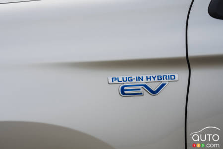 Mitsubishi Outlander PHEV, badging